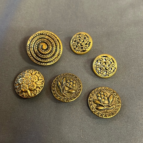 Lot of 5 vintage gold tone metal buttons - Picture 2 of 5